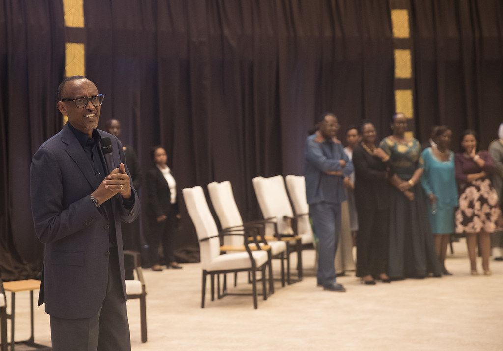 Perezida Kagame yavuze ko abajyanama be bamusabye kugira ijambo ageza ku bitabiriye uyu mugoroba, ababaza icyo bifuza ko avuga ariko asanga ntacyo bateganyije