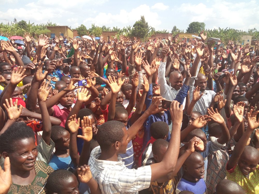 Igisupusupu akimara kuvuga abaturage bamuhaye amashyi menshi cyane