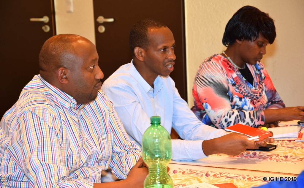 Ibumoso ni Musoni Vedaste uyobora Diaspora Nyarwanda ku rwego rw'igihugu mu Budage, hagati ni Nshimiyimana Benedicto Umujyanama wa Mbere muri Ambasade y'u Rwanda mu Budage, na Claudette Umulisa Birori, Umunyamabanga wa Mbere muri Ambasade