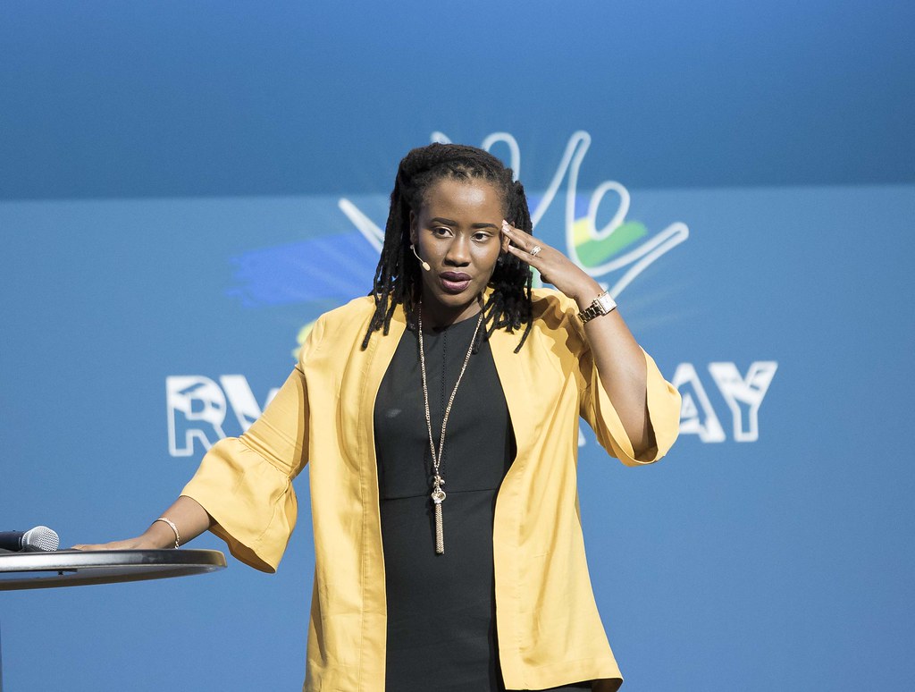 Umuyobozi ushinzwe ibijyanye n’Itumanaho muri AIMS akaba anayobora Ihuriro Next Einstein Forum (NEF), Munyampenda Nathalie, yavuze ko abahanzi bo mu Rwanda na bo bashoboye bakwiye kugirirwa icyizere