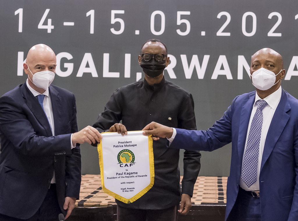 Perezida Kagame ari kumwe na Perezida wa FIFA, Gianni Infantino (ibumoso) na Perezida wa CAF, Dr Patrice Motsepe