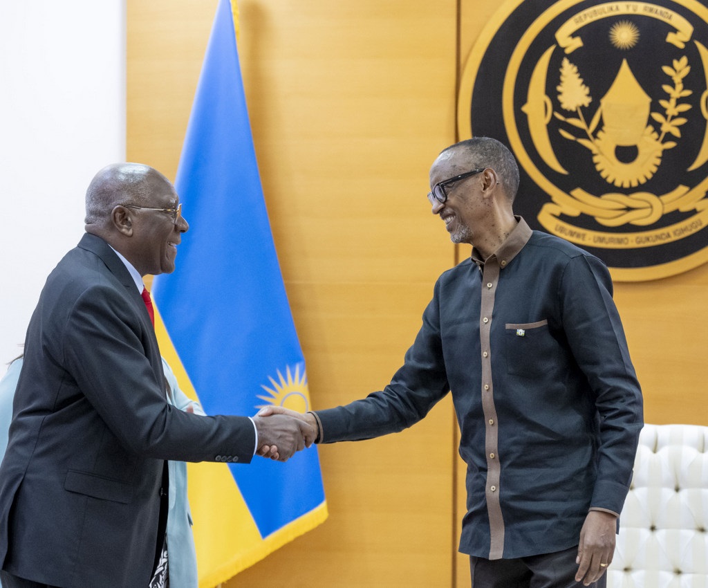 Perezida Kagame asuhuzanya na Visi Perezida wa Cuba, Salvador Valdés Mesa