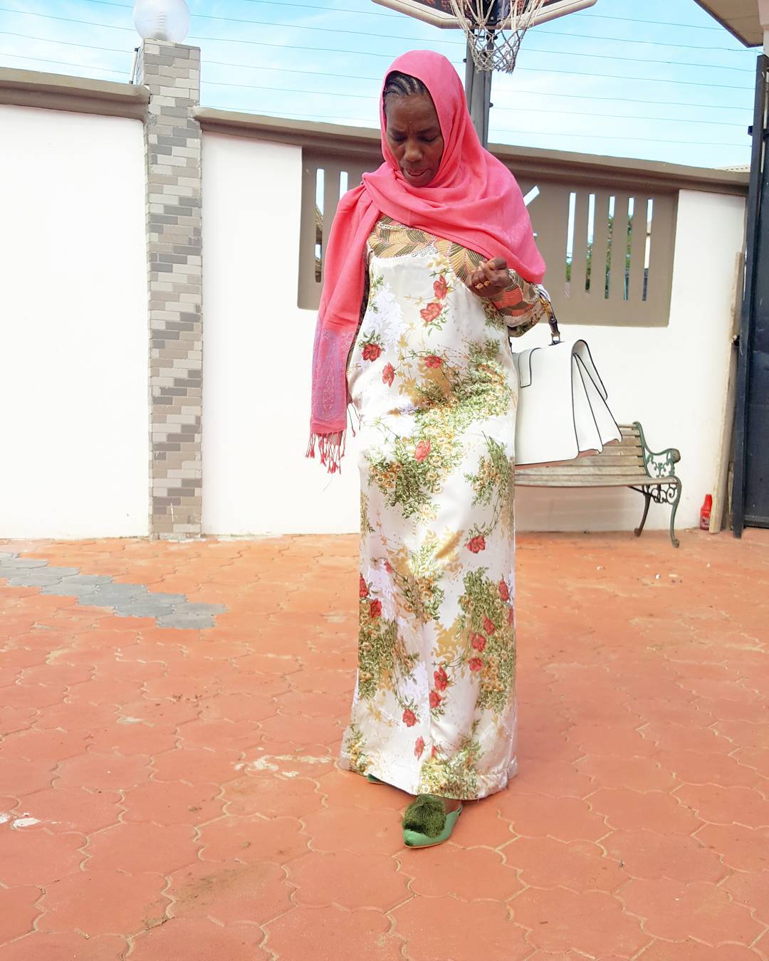 Uyu mukecuru ni icyamamare muri Tanzania ku buryo no kuri Instagram akurikiwe n'abarenga ibihumbi 200