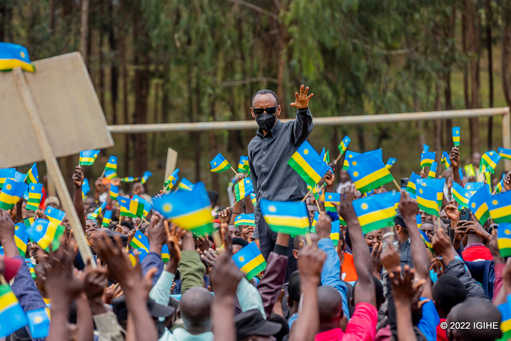 Umukuru w'Igihugu ubwo yakirwaga ku Kibuga cy'Umupira cya Kagano