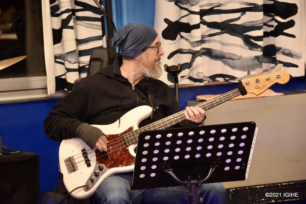 Abacuranzi bakirigise guitar biratinda