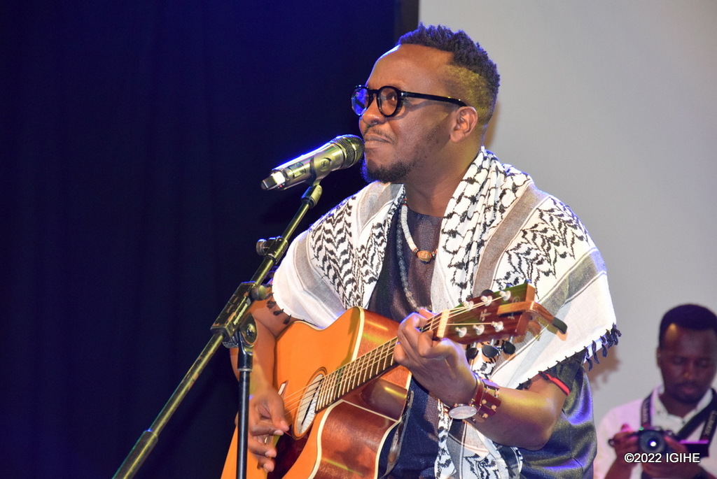 Jules Sentore nk’umuhanzi watumiwe, yifatanyije n’urundi rubyiruko abicishije mu nganzo y’Ikinyarwanda
