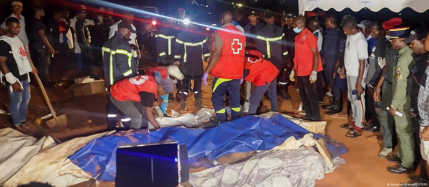 Abantu 14 mu bari bitabiriye umuhango wo gushyingura bishwe n'inkangu muri Cameroun