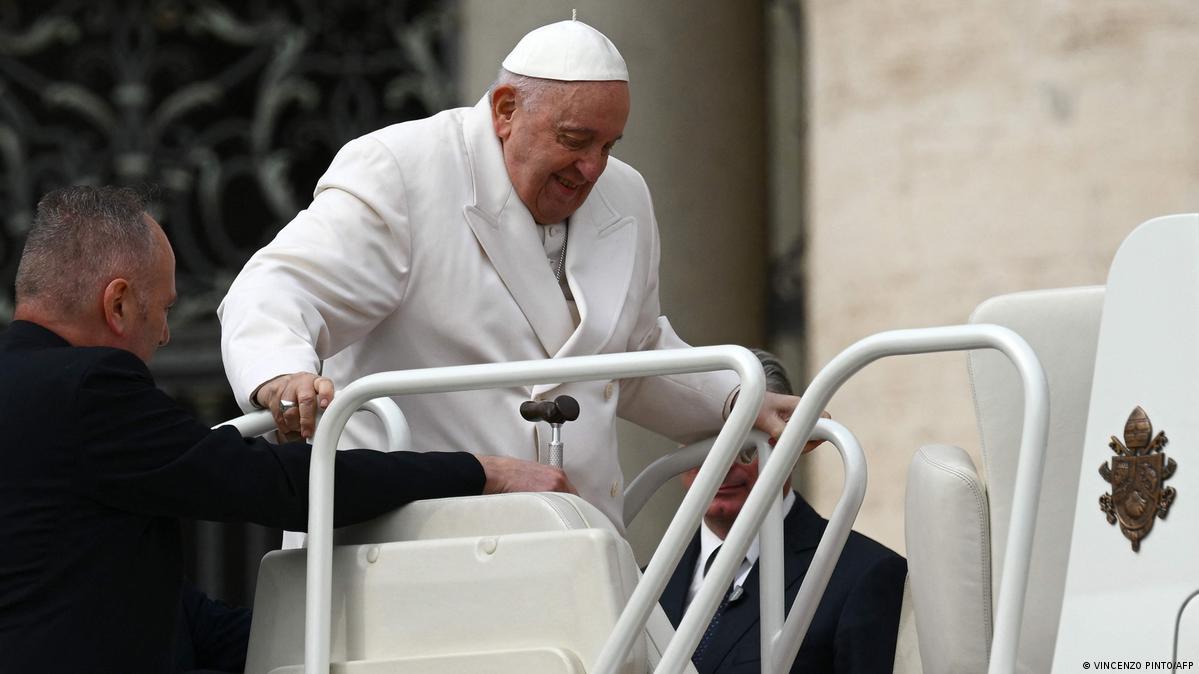 Papa Francis ari mu bitaro nyuma yo kugira ububare mu gituza