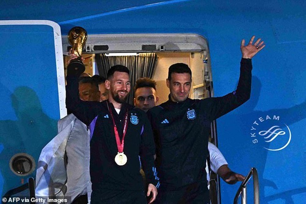 Lionel Messi n'umutoza Scaloni ni bo basohotse mbere mu ndege