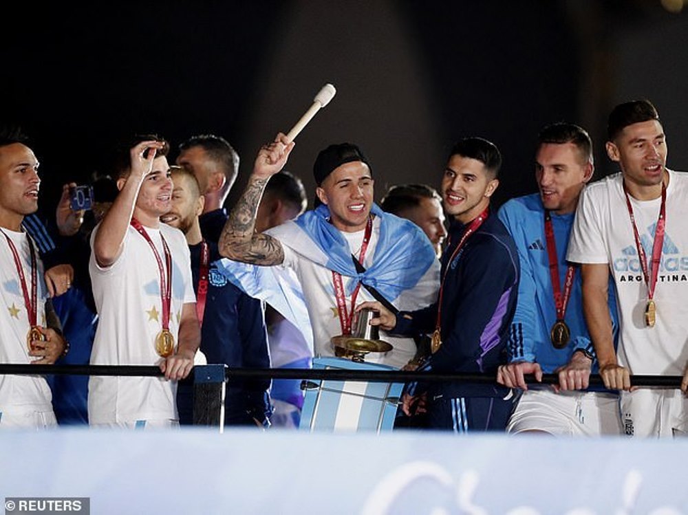 Batitaye ku munaniro, abakinnyi ba Argentine bishimanye n'abafana