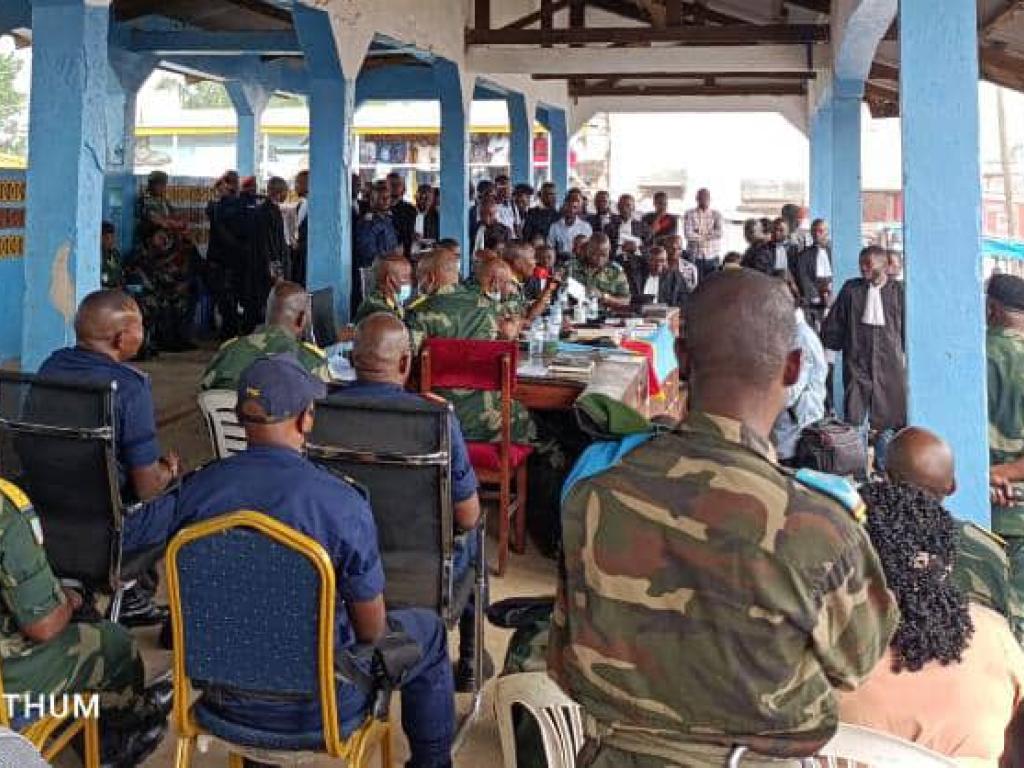 Urubanza ruregwamo abasirikare bakurikiranweho kugurisha imbunda rwakurikiranwe n'abantu benshi