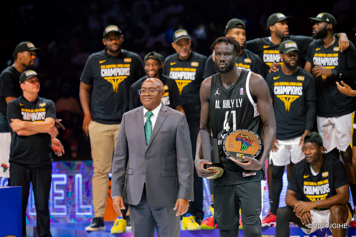 Perezida wa FIBA Afrique, Anibal Manave ashyikiriza Lual Lual Acuil wa Al Ahly Benghazi wabaye umukinnyi w'irushanwa