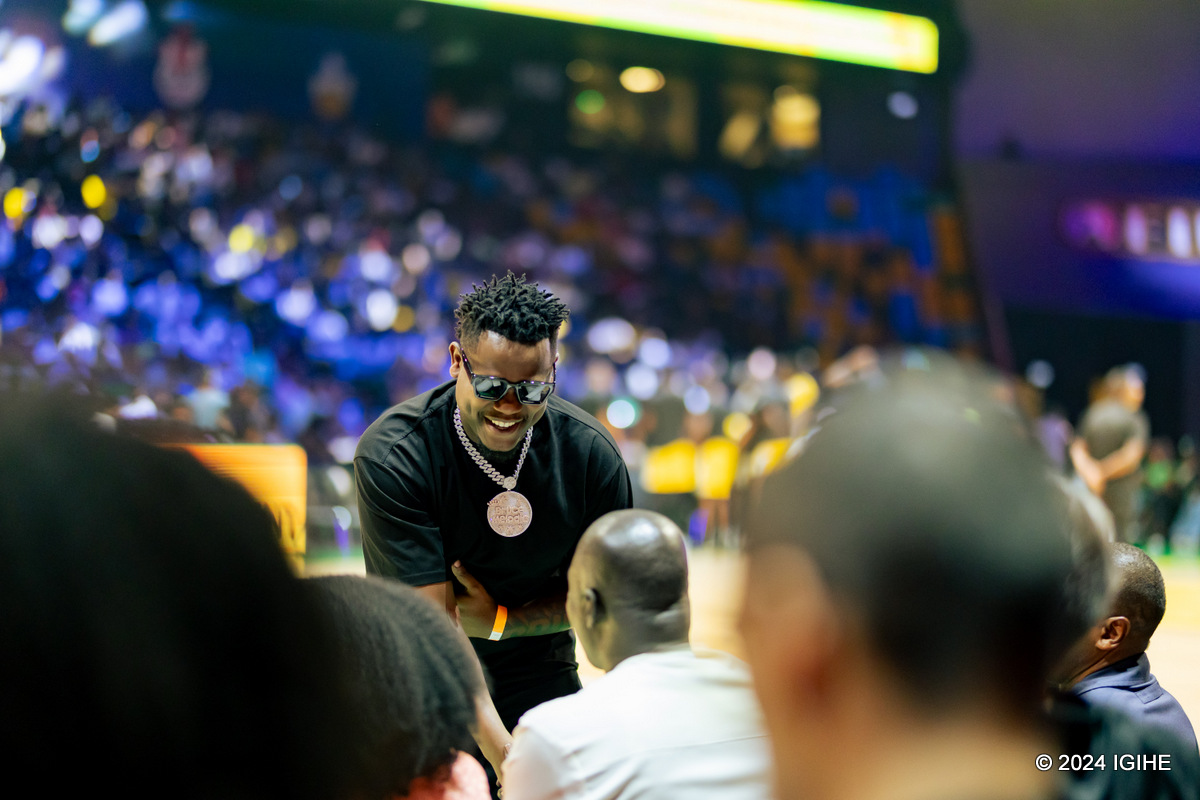 Bruce Melodie yageze muri BK Arena abanza kuramutsa abarimo Perezida wa BAL, Amadou Gallo Fall