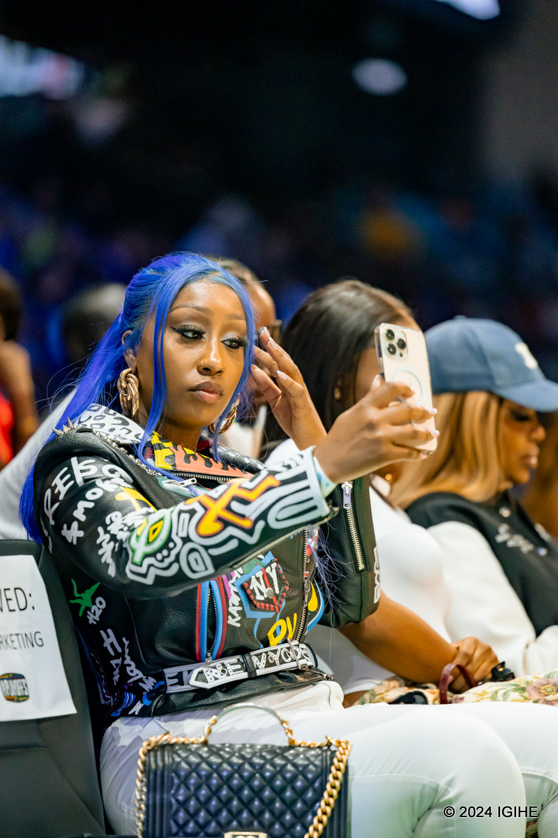 Umuhanzi w'Umunya-Kenya, Victoria Kimani afata amafoto y'urwibutso