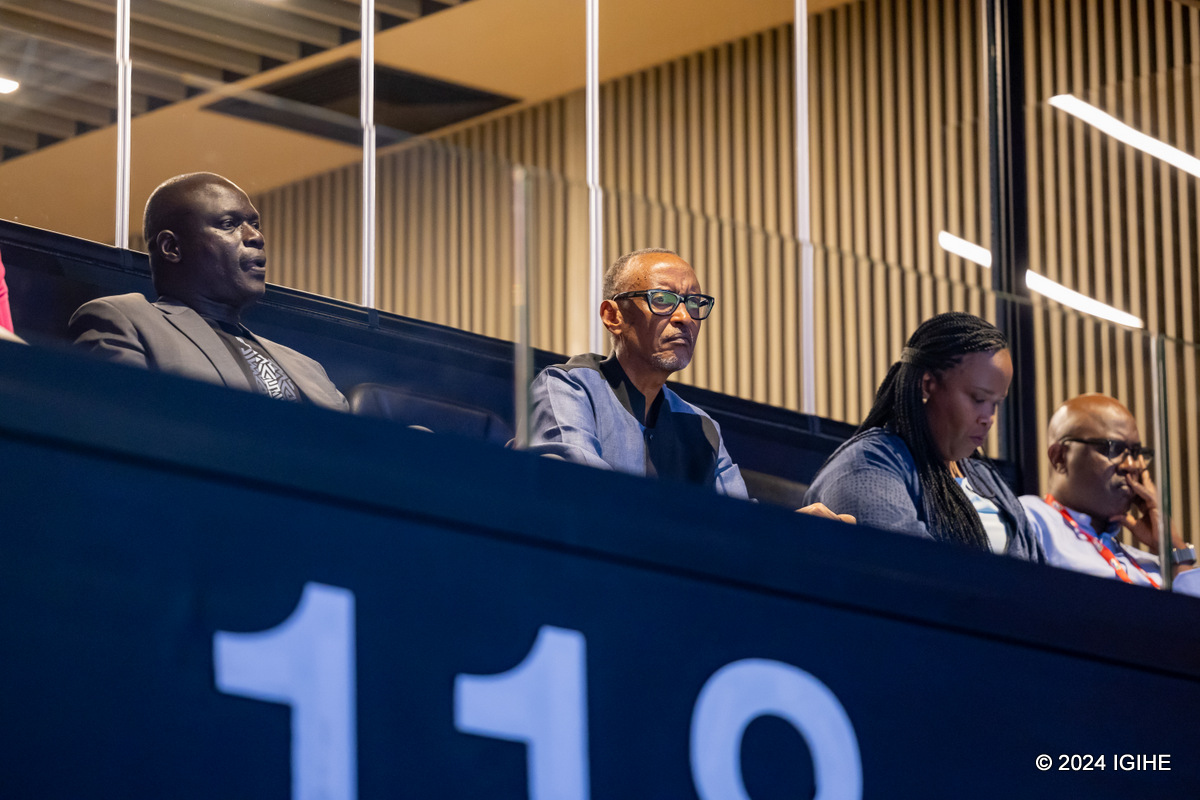Perezida Kagame yari kumwe n'abayobozi batandukanye