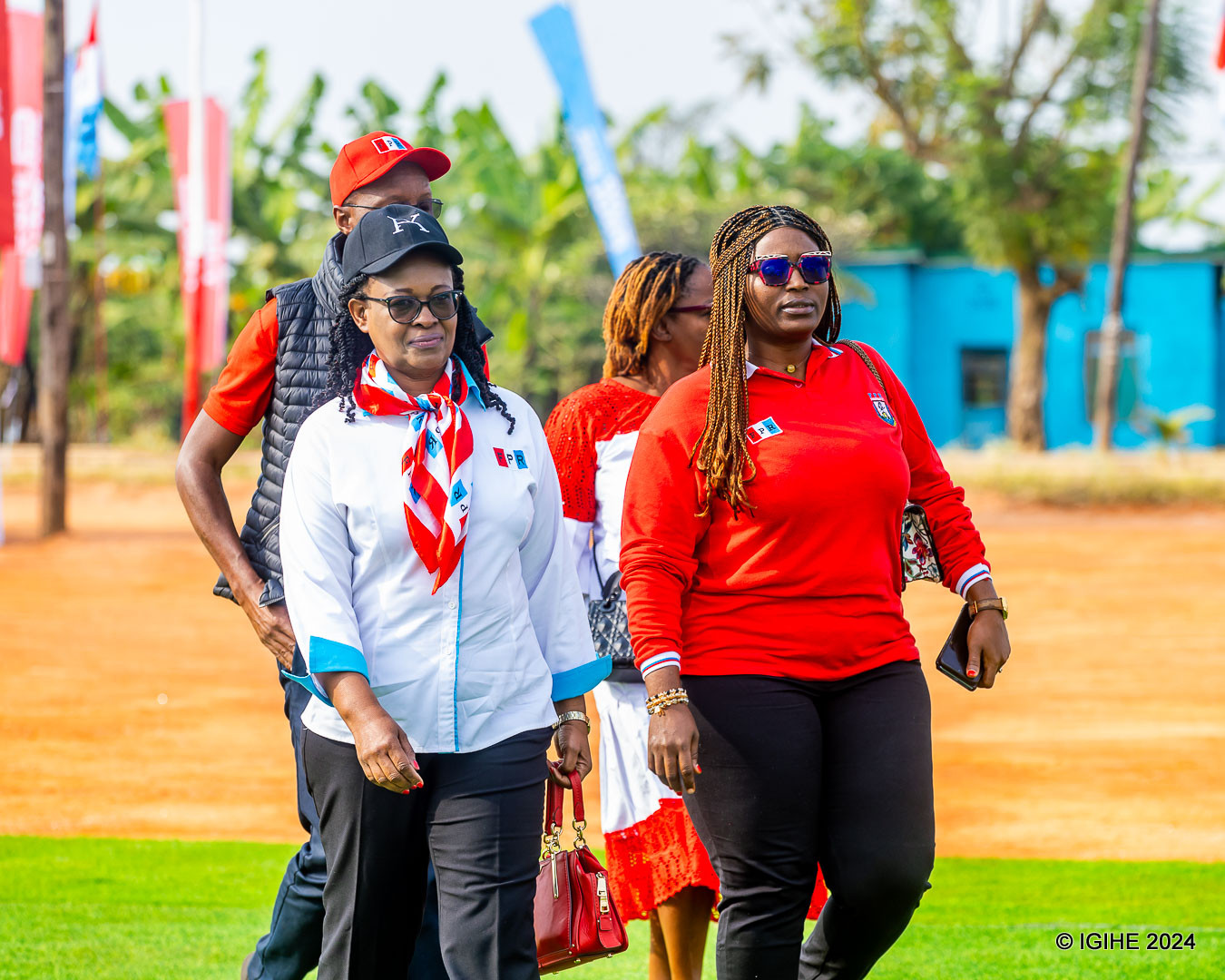 Edda Mukabagwiza (ibumoso) ari mu baje kwamamaza umukandida wa FPR INKOTANYI