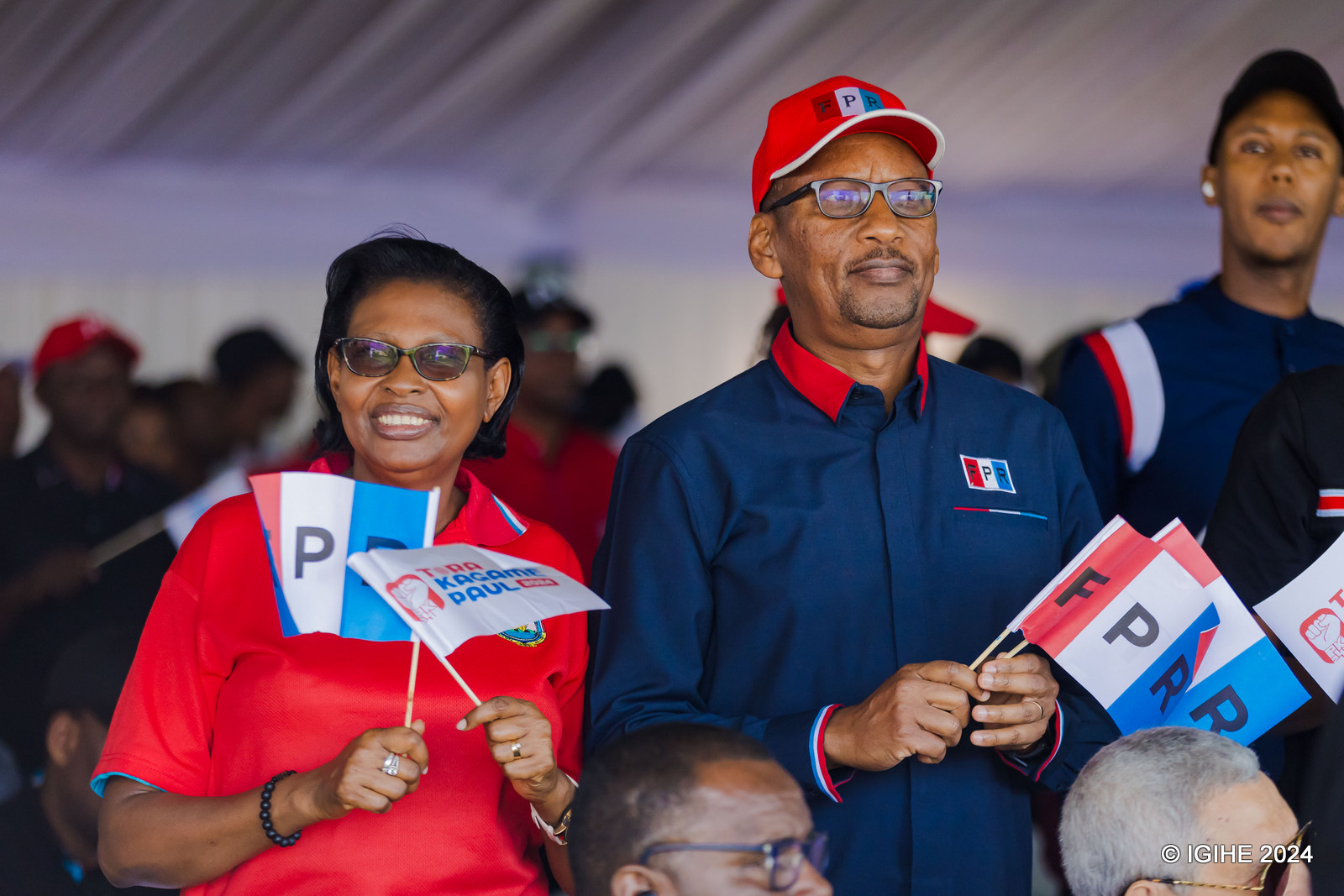 Guverineri wa BNR, John Rwangombwa (iburyo) ari mu bitabiriye kwamamaza Paul Kagame