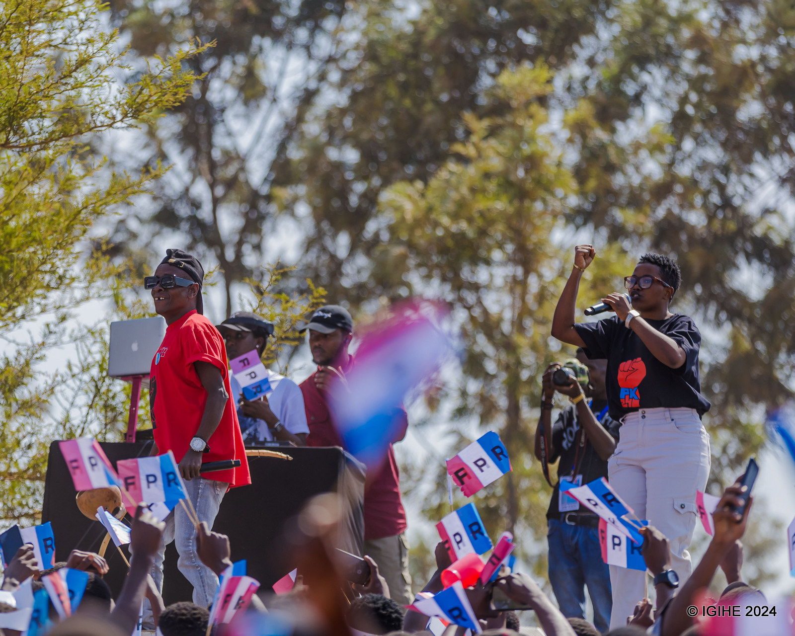 Igisupusupu aririmba "Ikipe Itsinda" ivuga ibyo Paul Kagame yagejeje ku Rwanda, ari kumwe na Agnès