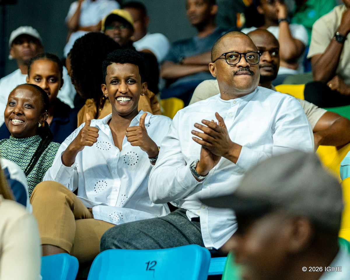 Queen Kalimpinya ukina umukino wo gusiganwa ku modoka ni umwe mu bitabiriye iyi mikino