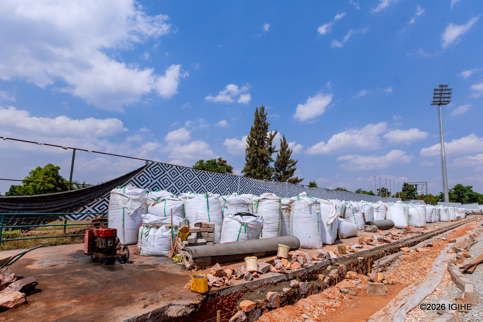 Tapis na 'in-field rubber' bizashyirwa mu kibuga byamaze kugezwa muri Stade ya Huye