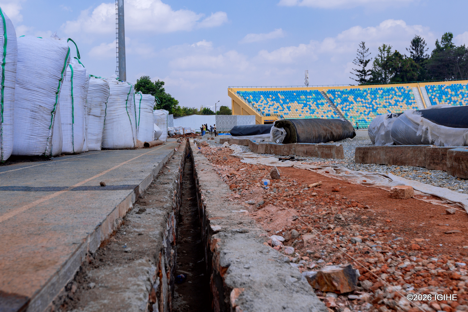 Mu ruhande rw'ikibuga hacukuwe umuferege wa santimetero 40 uzajya utwara amazi