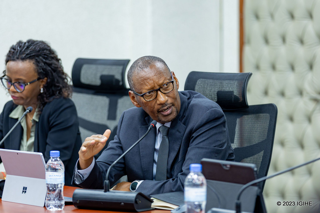Guverineri wa Banki Nkuru y'Igihugu, John Rwangombwa, yatangaje ko mu biganiro na IMF hagarutswe ku ngamba zigamije kugabanya izamuka ry'ibiciro ku masoko
