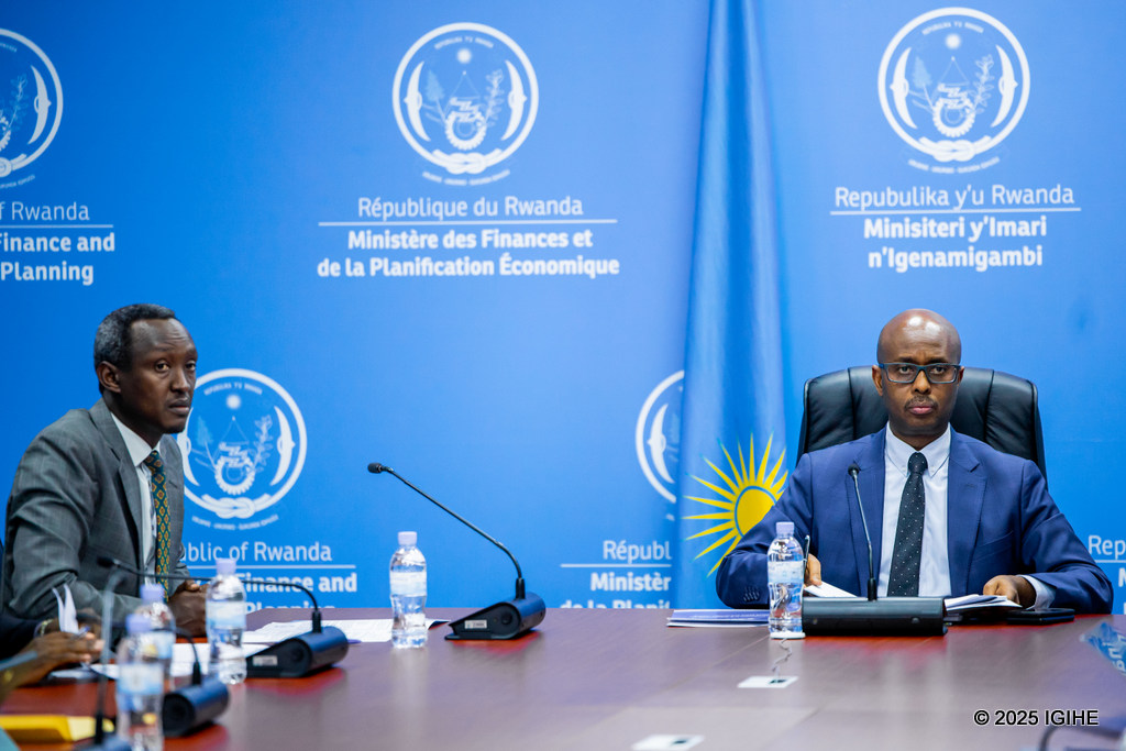 Umuyobozi Mukuru w'Ikigo cy'Ibarurishamibare, Ivan Murenzi na Minisitiri w'Imari n'Igenamigambi, Yussuf Murangwa, mu kiganiro n'abanyamakuru