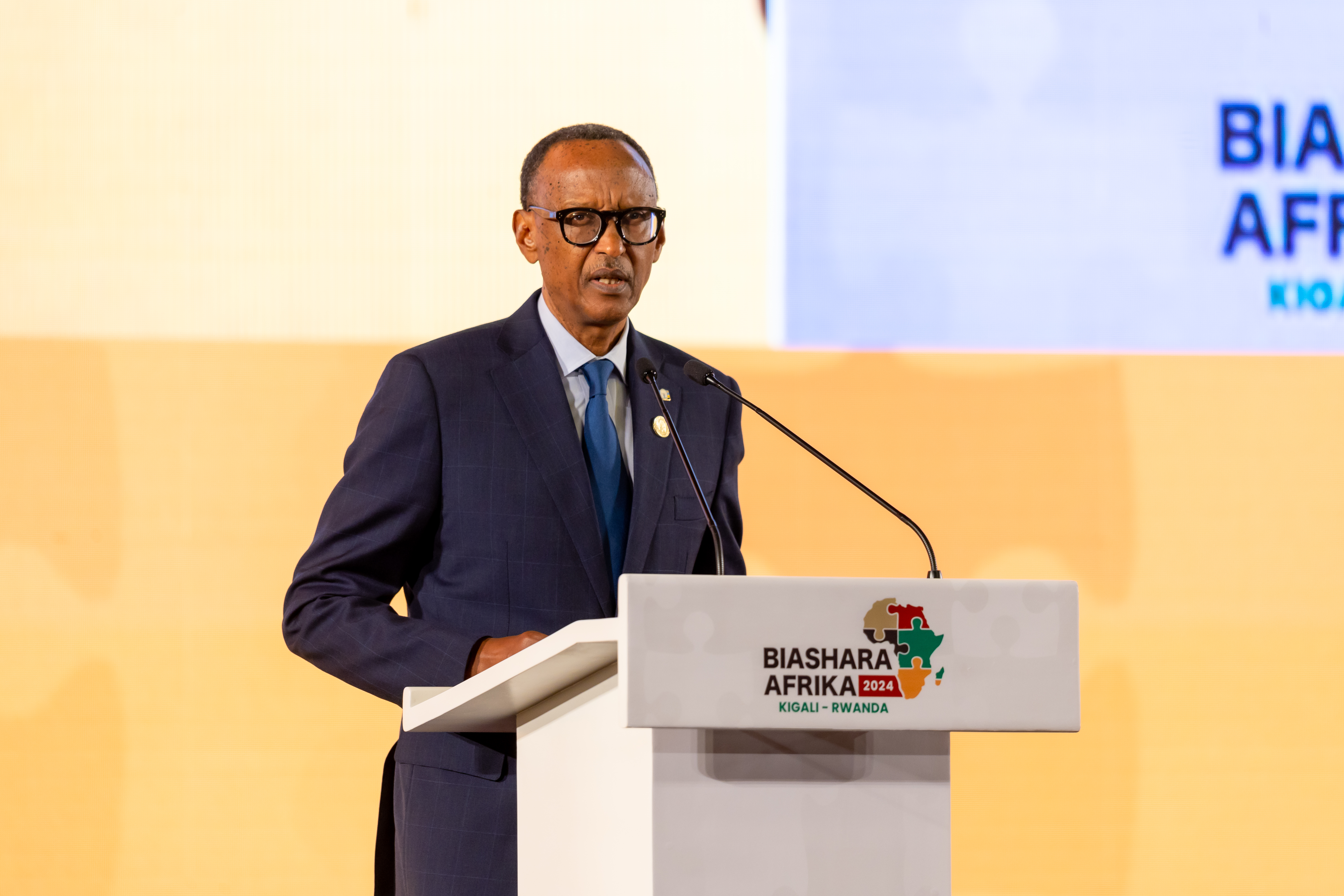 Perezida Kagame yakomeje avuga ko ashima aba bantu by’umwihariko kuko baje mu Rwanda mu gihe ruhanganye n’iki cyorezo, gusa yizeza ko igihugu kiri gukora ibishoboka byose kugira ngo rugikumire