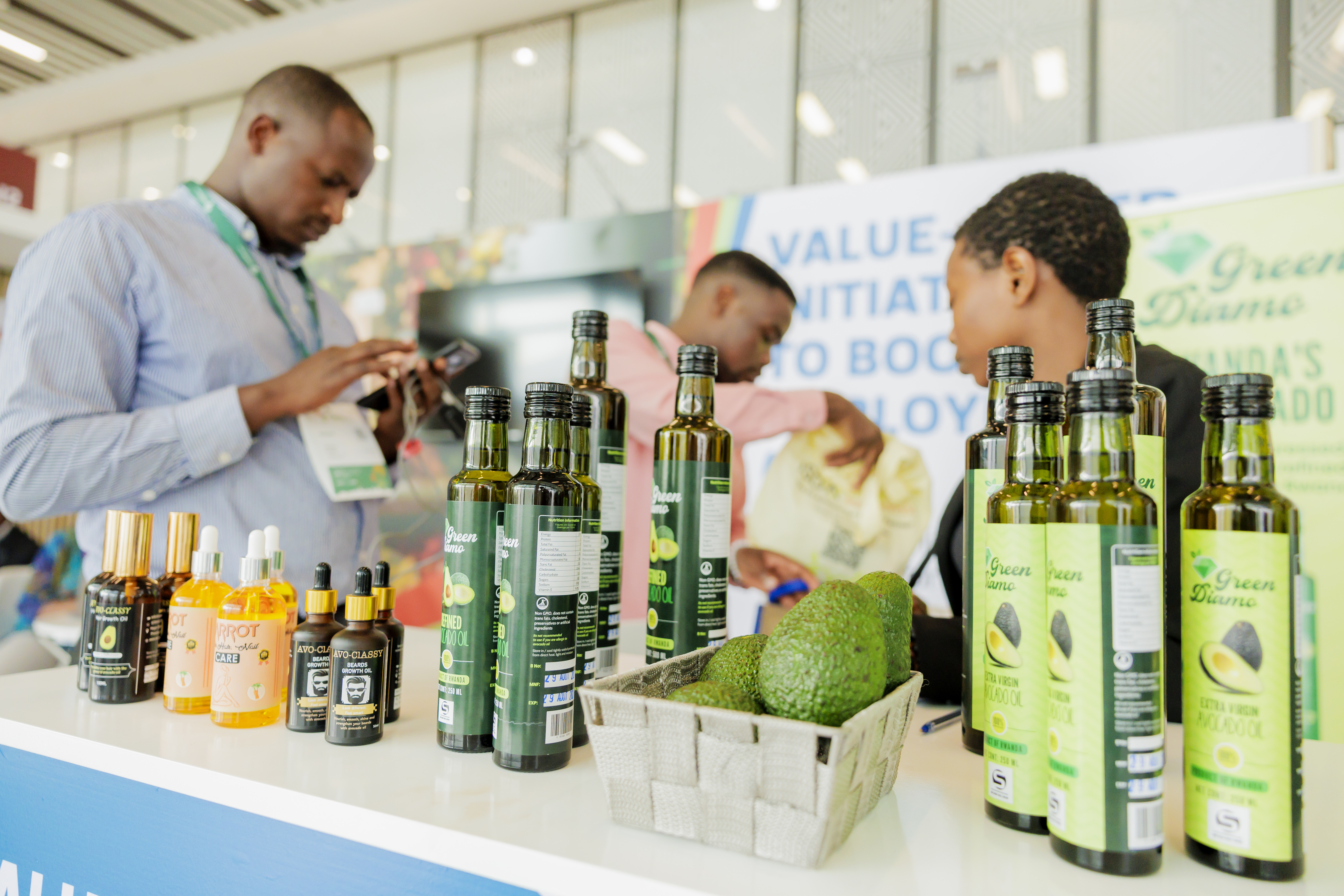 Amavuta akoze muri avocat ni kimwe mu bicuruzwa byakuruye abantu benshi mu biri kumurikirwa mu Nama mpuzamahanga igaruka ku biribwa iri kubera i Kigali