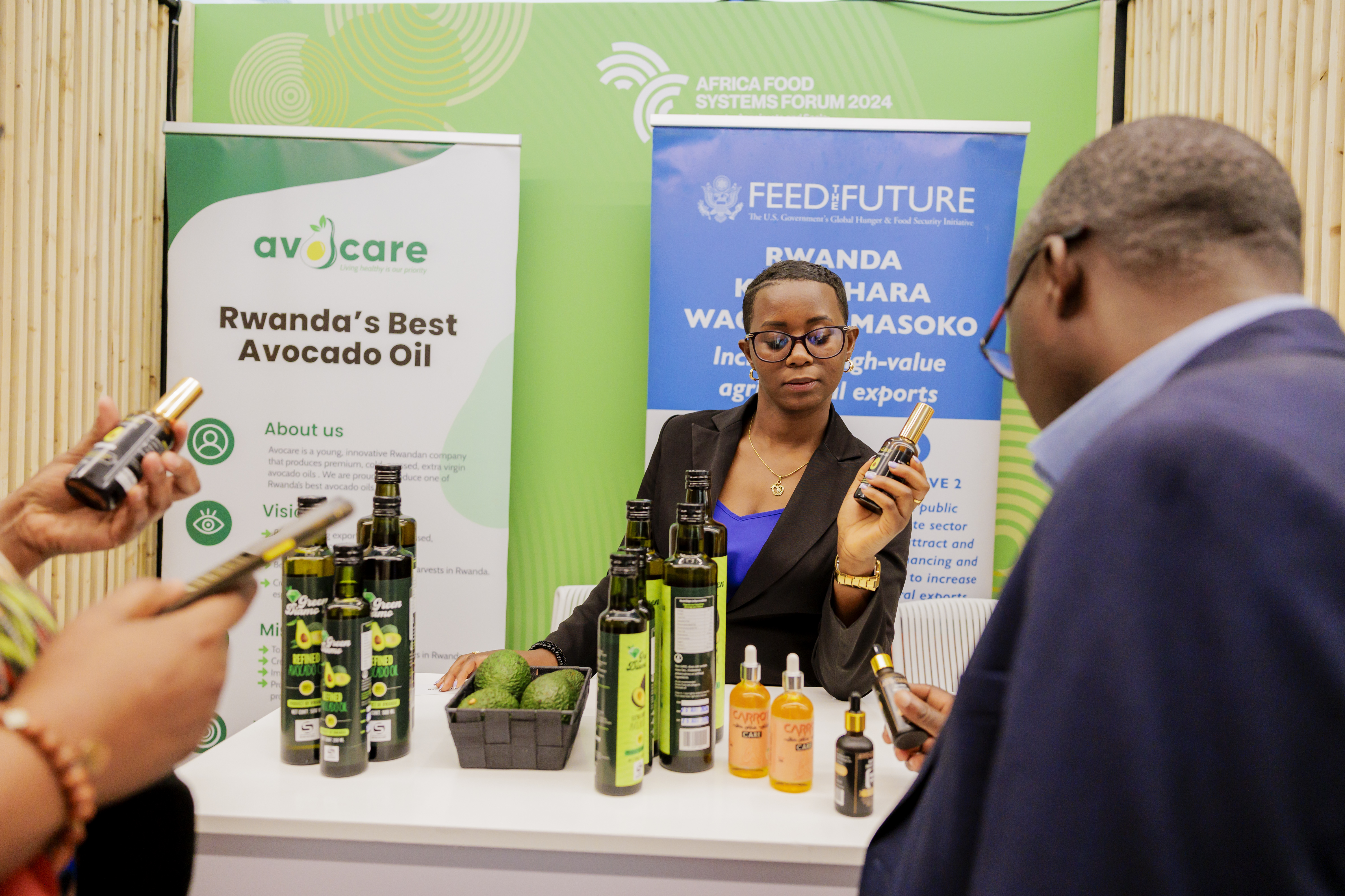 Abanyarwanda bari kubyaza umusaruro igihingwa cya avocat bagikoramo ibikoresho bitandukanye birimo amavuta