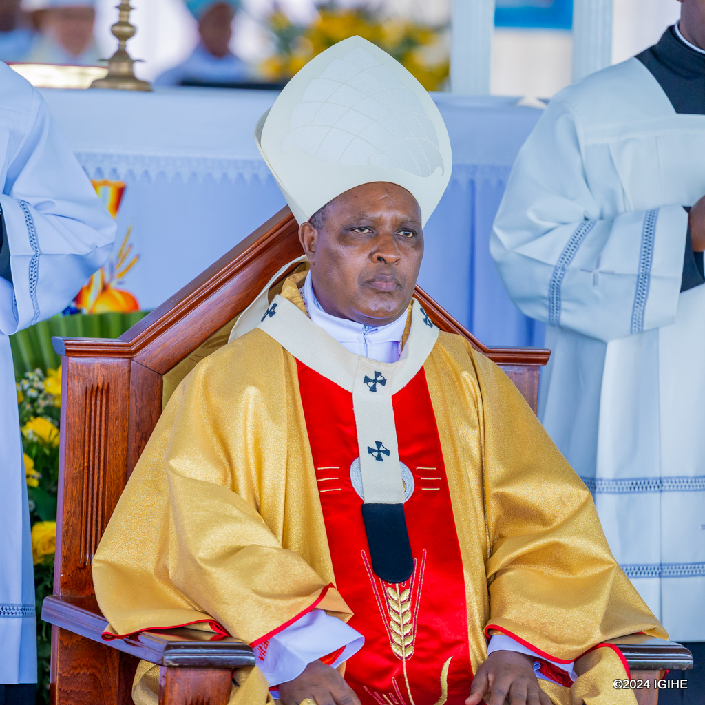 Antoine Cardinal Kambanda wimitse Musenyeri Ntagungira