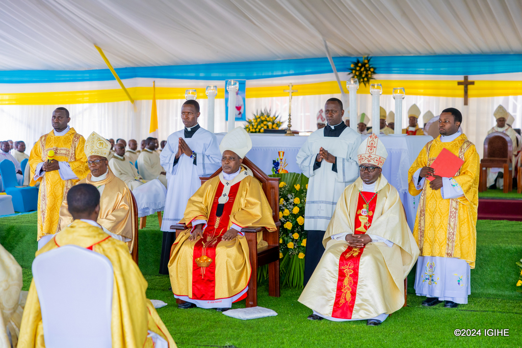 Ubwo Antoine Cardinal Kambanda yatangiraga umuhango wo kwimika Musenyeri Ntagungira
