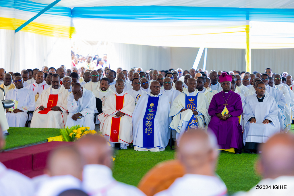 Abitabiriye uyu muhango ni benshi biganjemo abayobozi bakuru muri Kiliziya Gatolika