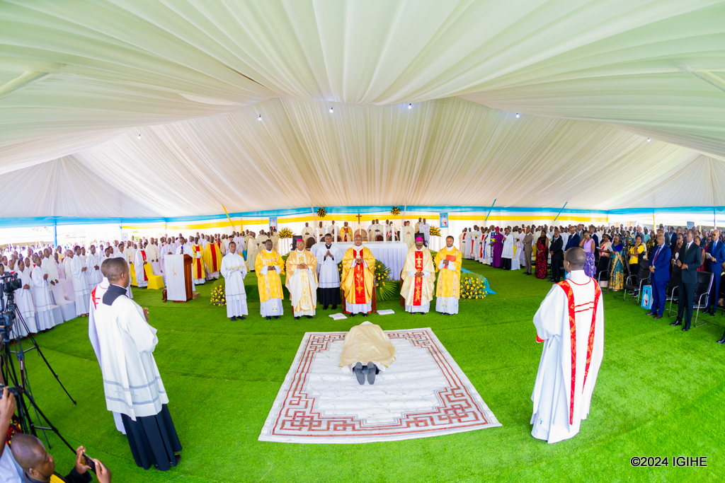 Musenyeri Ntagungira bari kumusengera