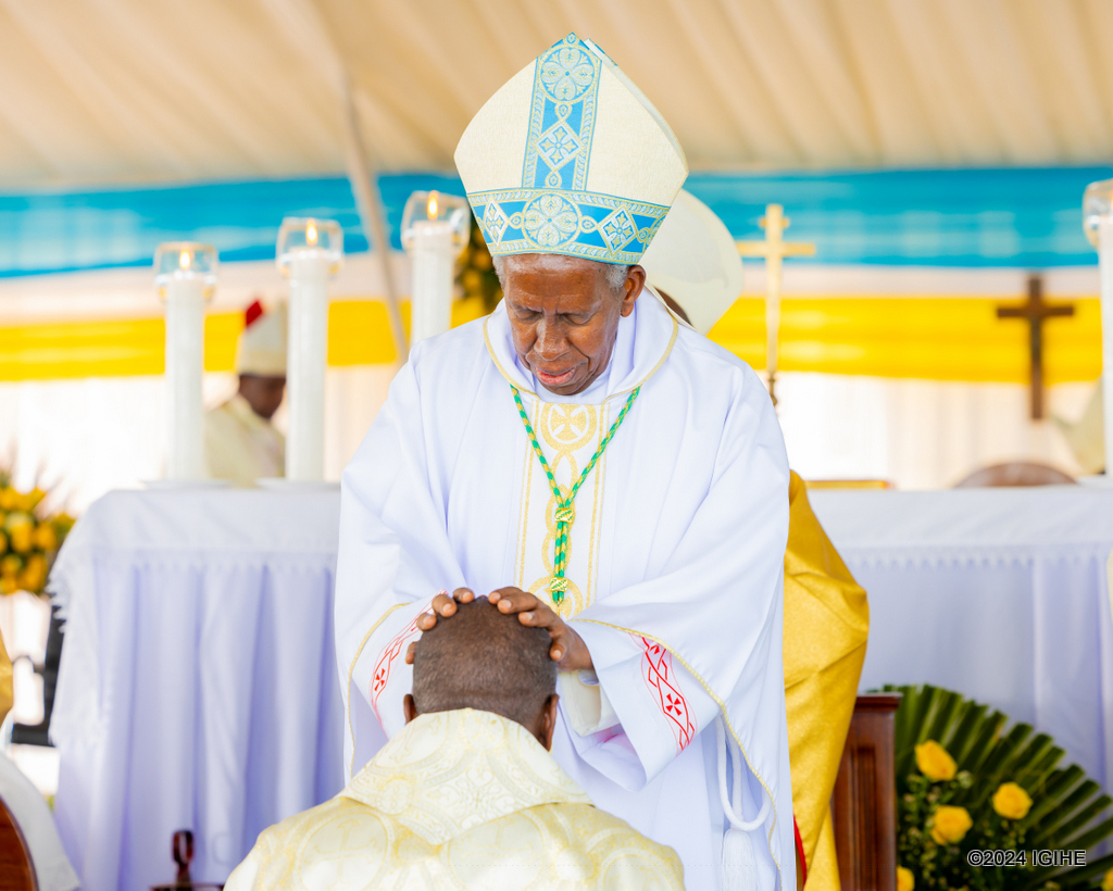Musenyeri uri mu kiruhuko cy'izabukuru Mbonyintege asengera Musenyeri Ntagungira