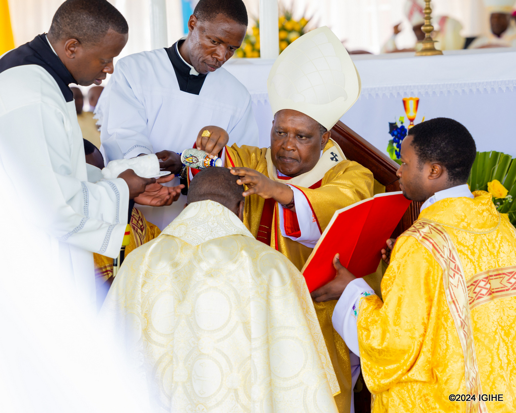 Antoine Cardinal Kambanda asiga amavuta Musenyeri Ntagungira