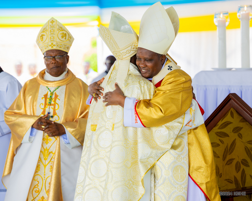 Nyuma yo kumwimika yahoberanye na Antoine Cardinal Kambanda
