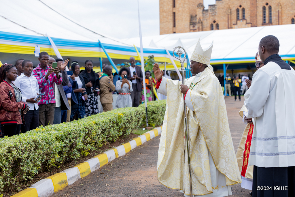 Nyuma yo kwimikwa yahaye umugisha abitabiriye uyu muhango