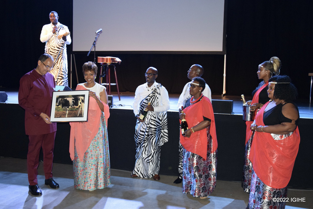Abanyarwanda bo mu Budage bashimiye Umuryango wa Amb. Igor César, bamugabira Inka