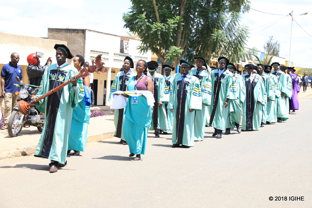 Gutanga impamyabumenyi byabimburiwe n'umutambagiro unogeye ijisho