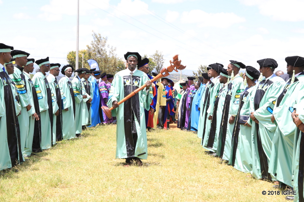Abarimu n'abayobozi ba East African University Rwanda bakoze umutambagiro wabimburiye gutanga impamyabumenyi