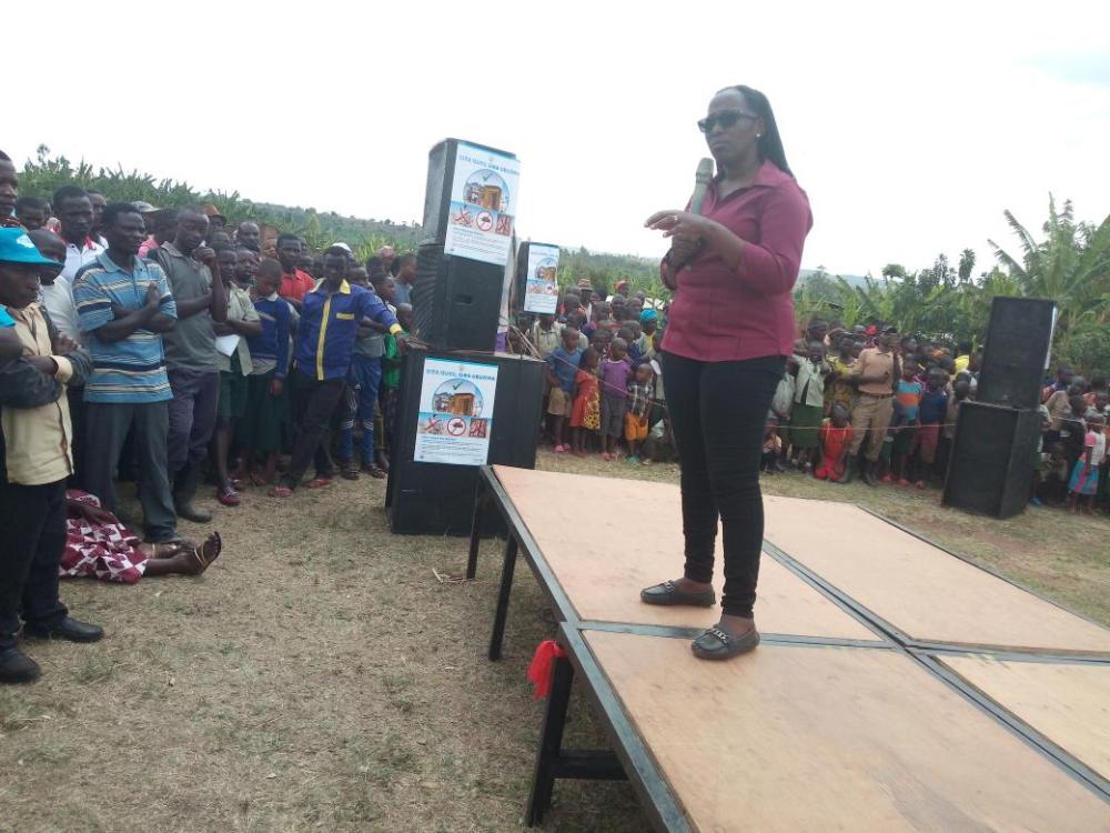 Kantengwa Mary, Umuyobozi w'Akarere ka Gatsibo wungirije ushinzwe imibereho myiza y'abaturage yabakanguriye kugira isuku ku mubiri n'aho barara