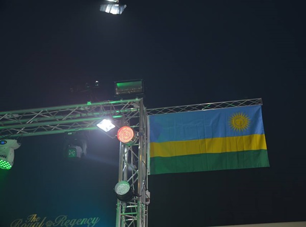 Ahabereye iki gitaramo bari bahashyize ibendera ry'u Rwanda