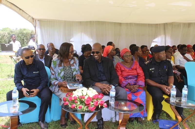 Abayobozi batandukanye bitabiriye igikorwa cyo gutanga imfashanyo ku bana bafite ubumuga barererwa mu muryango ‘Izere Mubyeyi’