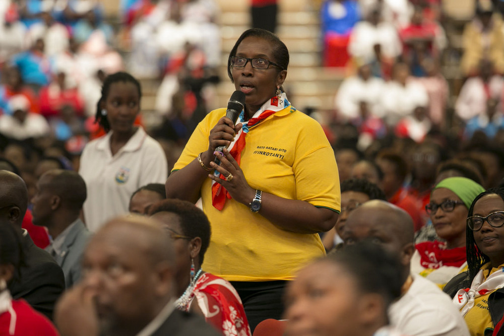 Rwiyemezamirimo Therese Dusabe atanga ibitekerezo muri iyi nama