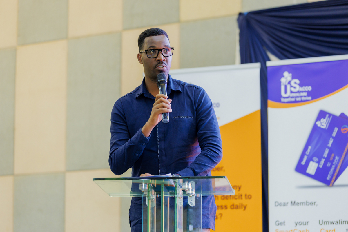 Umuyobozi Mukuru muri Minisiteri y'Uburezi ushinzwe imikoranire n'ibigo binini, Jimmy Christian Byukusenge, aganira n'abanyamuryango ba Umwalimu SACCO