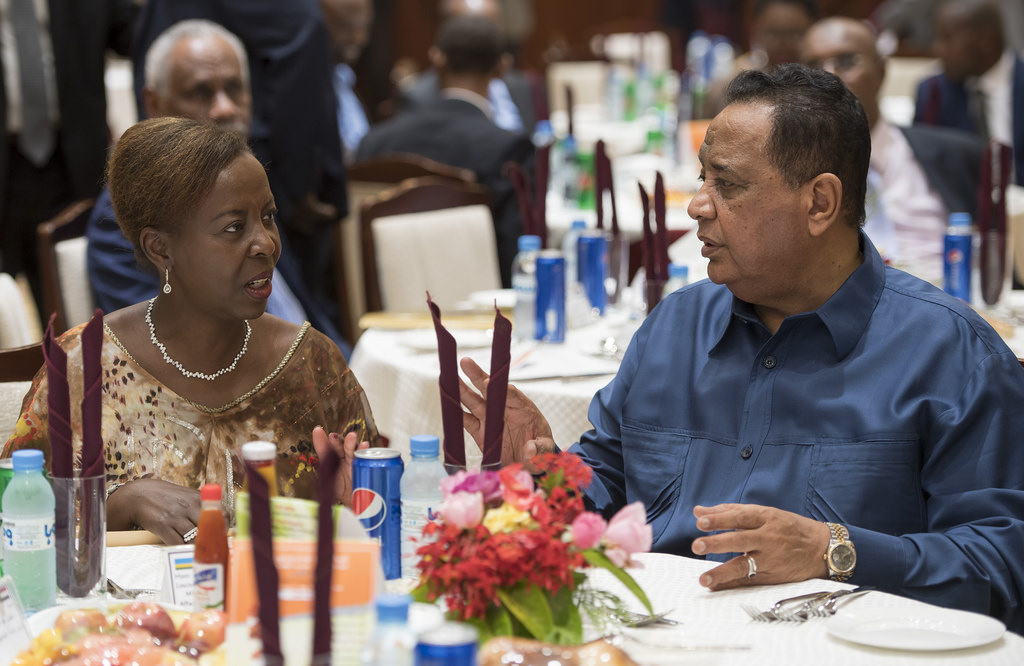 Minisitiri w'Ububanyi n'Amahanga w'u Rwanda, Louise Mushikiwabo, aganira na mugenzi we wa Sudani, Ibrahim Ghandour