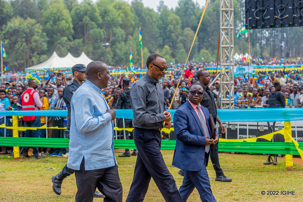 Perezida Kagame ari kumwe na Minisitiri w'Ubutegetsi bw'Igihugu, Gatabazi JMV na Guverineri w'Intara y'Iburengerazuba, Habitegeko François