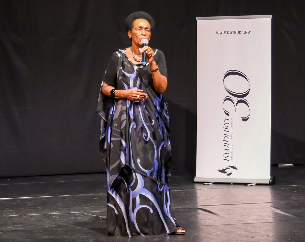 Umuhanzi Nyiranyamibwa Suzanne na we yatanze ubutumwa bw'ihumbure abinyujije mu ndirimbo