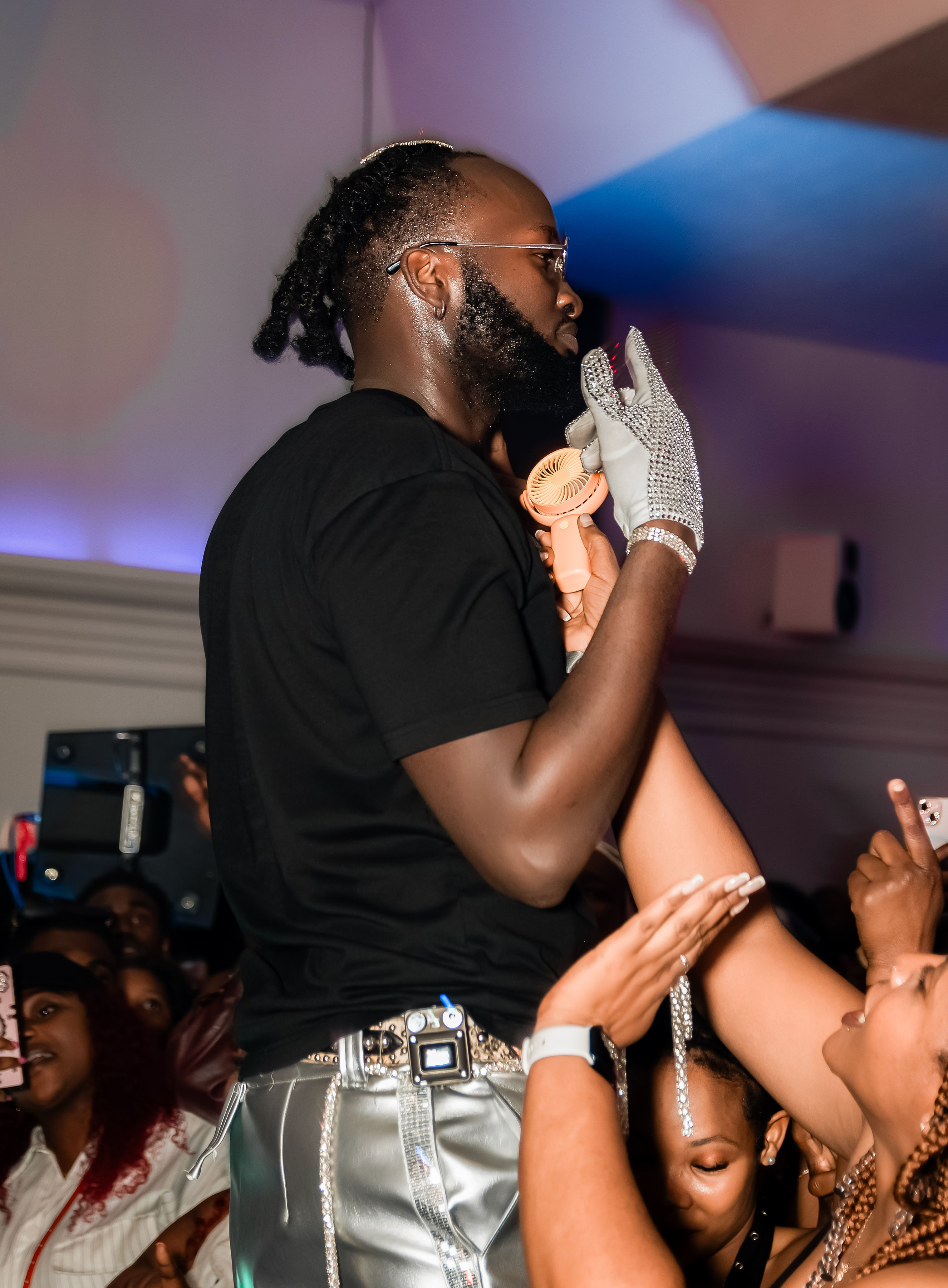 Uyu mukobwa wari umaze kubona ko Kevin Kade yabize icyuya yahisemo kumuhungiza